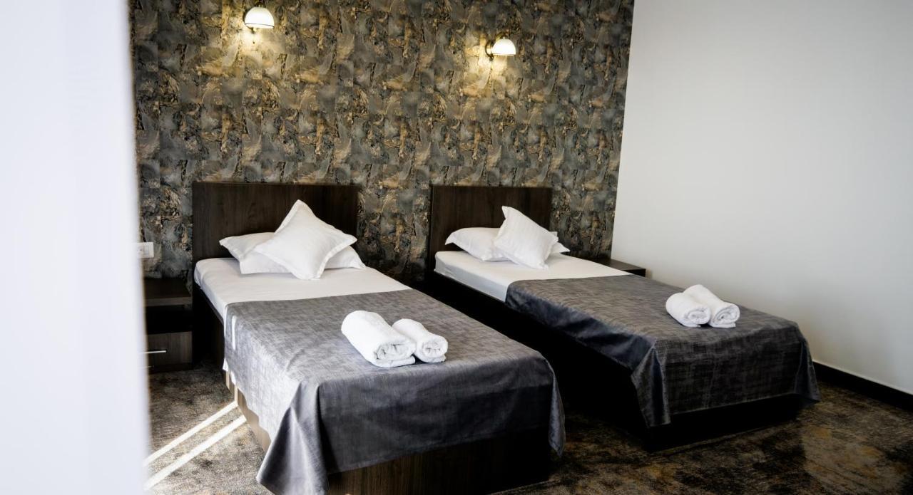 Motel Infinit Târgu Jiu Exteriör bild