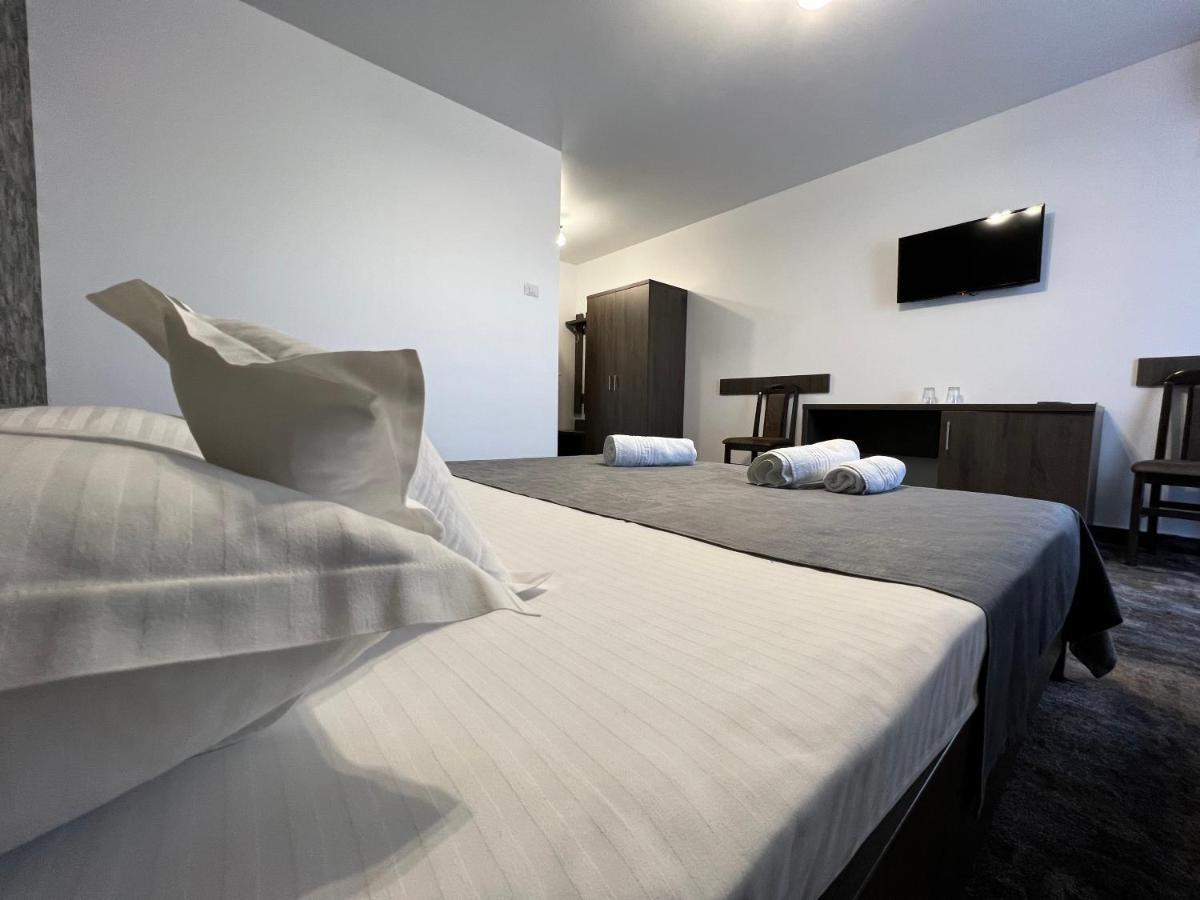Motel Infinit Târgu Jiu Exteriör bild